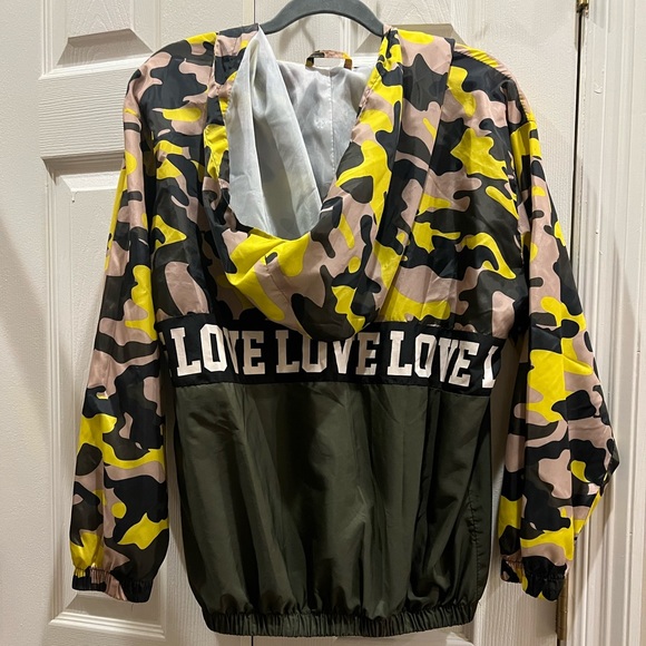 Thrill 94 women’s XL camo LOVE zip up, windbreaker jacket. - Picture 2 of 5